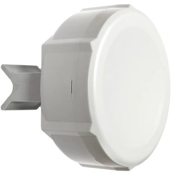 O MikroTik RBSXTG-5HPacD-SA é um dispositivo wireless de alta performance com suporte ao padrão 802.11ac, oferecendo velocidades até 540 Mbps. Equipado com uma antena sectorial integrada de largo feixe (90°) e elevada potência de transmissão, é ideal