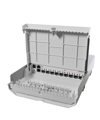 Switch de exterior da MikroTik para redes de fibra ótica. O netFiber 9 oferece 5 portas SFP, 4 portas 10G SFP+ e uma porta Gigabit PoE-in numa caixa robusta. - CRS310-1G-5S-4S+OUT