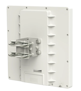 CPE/PtP 5GHz Mikrotik QRT 5 (RB911G). Antena flat panel (IP54) de altíssimo ganho (24dBi) e alta potência (30dBm). Porta Gigabit Ethernet. Ideal p/ links PtP. - QRT5