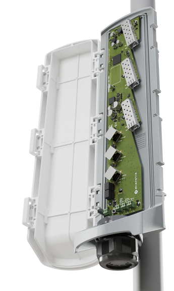 Switch outdoor (IP66) da MikroTik que simplifica as suas instalações. O GPERx6 oferece 3 portas 10G SFP+, 2 saídas PoE e 3 saídas DC. - CSS606-1G-2GI-3S+OUT