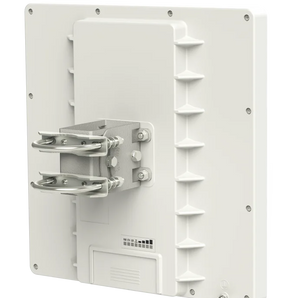 CPE/PtP 5GHz Mikrotik QRT 5 (RB911G). Antena flat panel (IP54) de altíssimo ganho (24dBi) e alta potência (30dBm). Porta Gigabit Ethernet. Ideal p/ links PtP. - QRT5