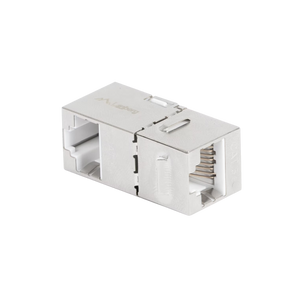Conector de passagem Keystone RJ45-RJ45 Cat. 6 S/FTP (90 graus) da Lanberg (KSF6-3090). Construção metálica blindada, ideal para patch panels e calhas.
