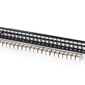 Painel patch de 24 portas da Digitus, já equipado com 24 módulos keystone Cat6A blindados (DN-93615). Uma solução "tudo-em-um" para instalações 10GbE. - DN-91411-24