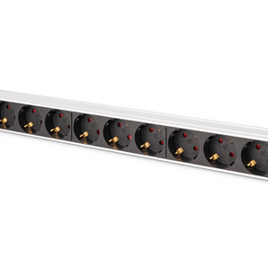 Régua de tomadas (PDU) de 1U para bastidores de 19" da Digitus. Com 9 tomadas Schuko a 45°, fusível de proteção e cabo de 2m com ficha IEC C14. - DN-95437