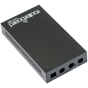 Caixa indoor (CA433U) em alumínio preto da Mikrotik. O encaixe perfeito para as RouterBOARDs RB433 e RBM33G. Design alto com 3 furos (antena) e 1 furo (USB). - CA433U
